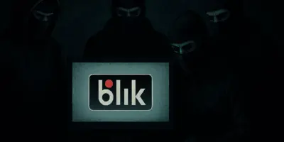 Oszuści wokół monitora z logo standardu płatności BLIK