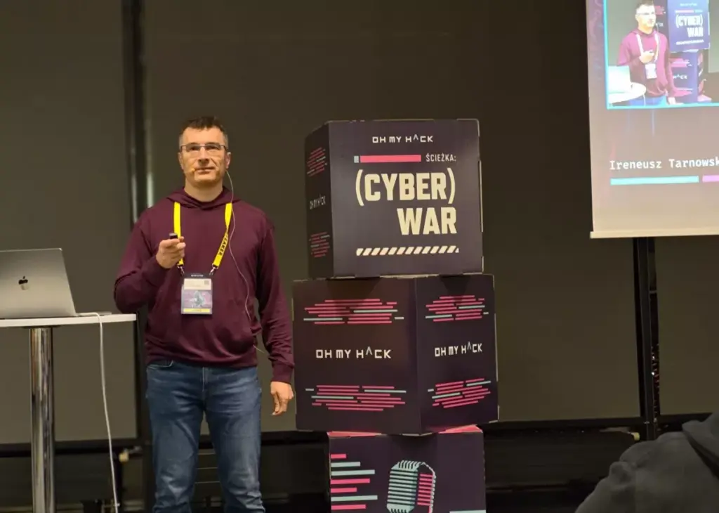 Ireneusz Tarnowski na scenie OhMyHack 2025