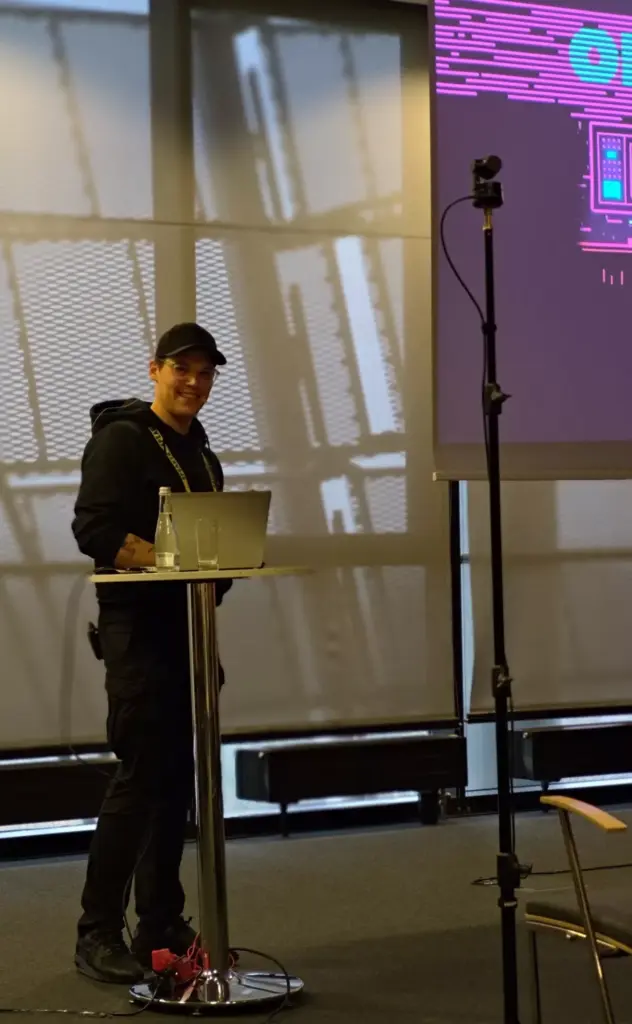 Stanisław Kozioł opowiadał na OhMyHack 2025 o LLM-ach.