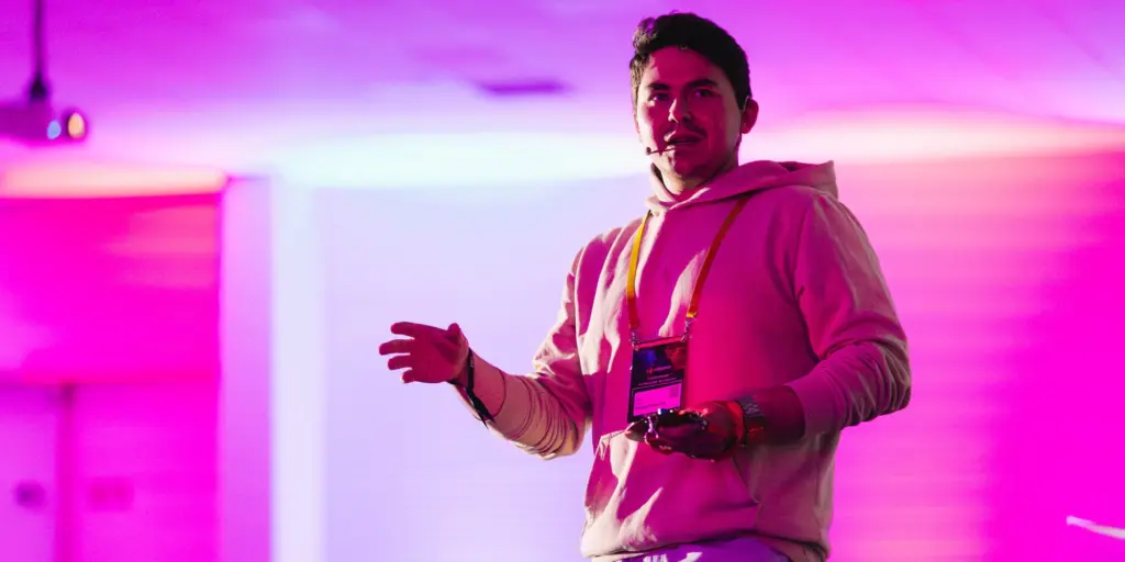 Kamil Dębek na scenie Confidence 26.