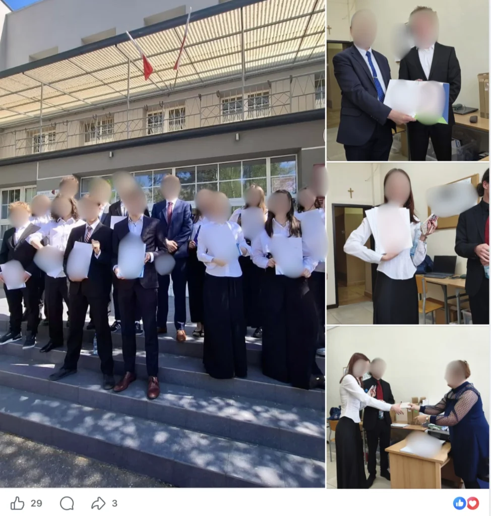 Zdjęcie przedstawia absolwentów szkoły ze świadectwami udostępnione na profilu Facebook.